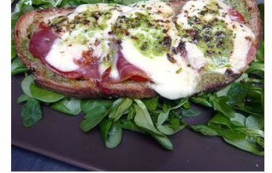 Bruchetta au pesto de roquette