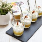 Verrine de compote de poire et chantilly au roquefort