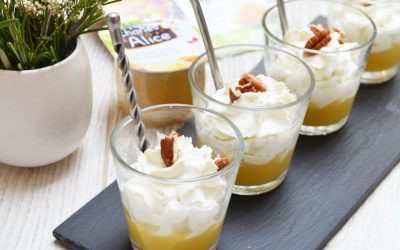 Verrine de compote de poire et chantilly au roquefort