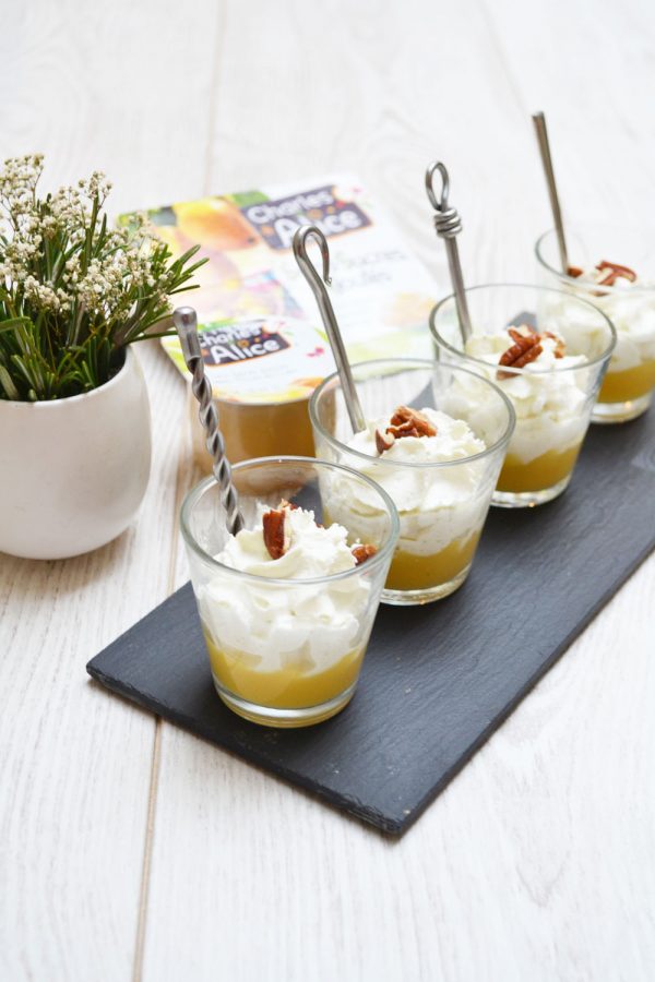 Verrine de compote de poire et chantilly au roquefort