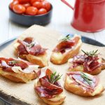 Crostinis de jambon fumé et raclette