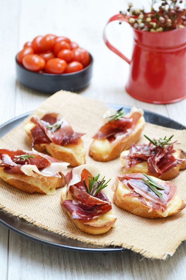 Crostinis de jambon fumé et raclette