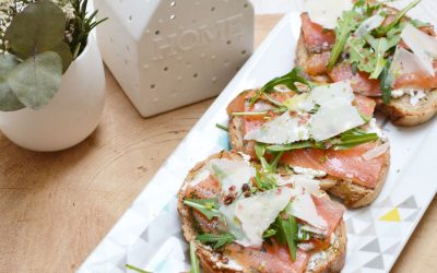 Tartines de saumon roquette et baies roses