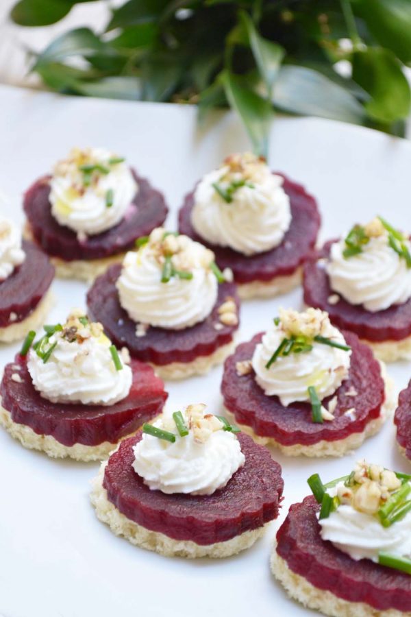 Toasts de betterave, chèvre, miel et noisettes