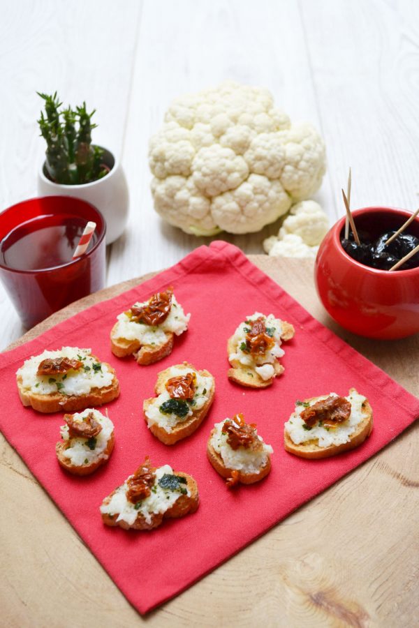 Crostinis aillés au chou-fleur