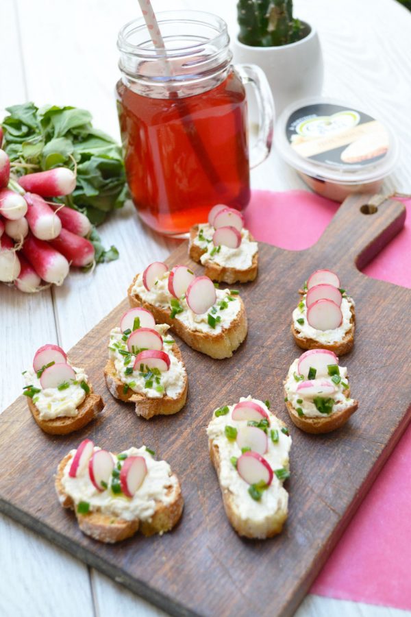 Bruschettas houmous et radis