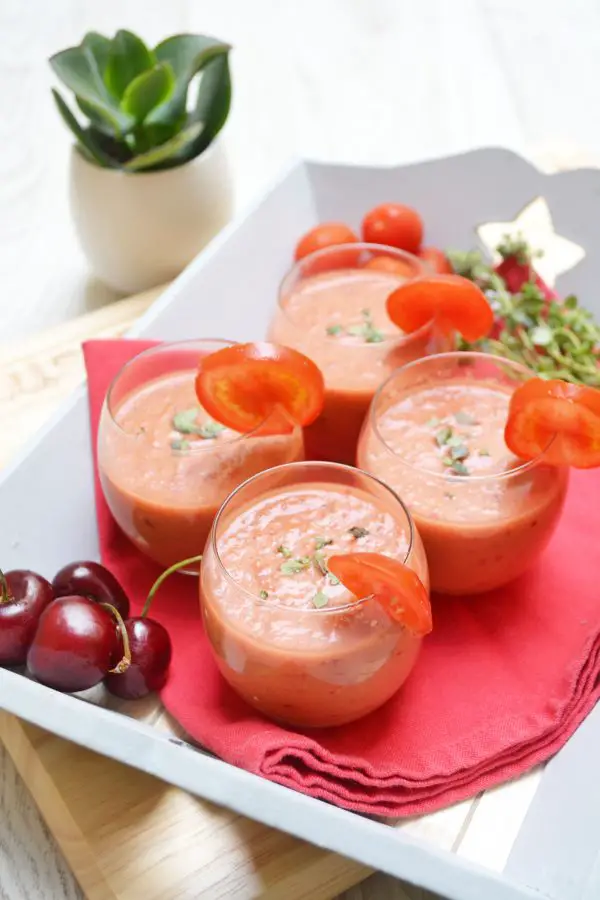 Gaspacho aux tomates et cerises au thym