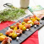 Brochettes de jambon de parme, d’olives et d’orange