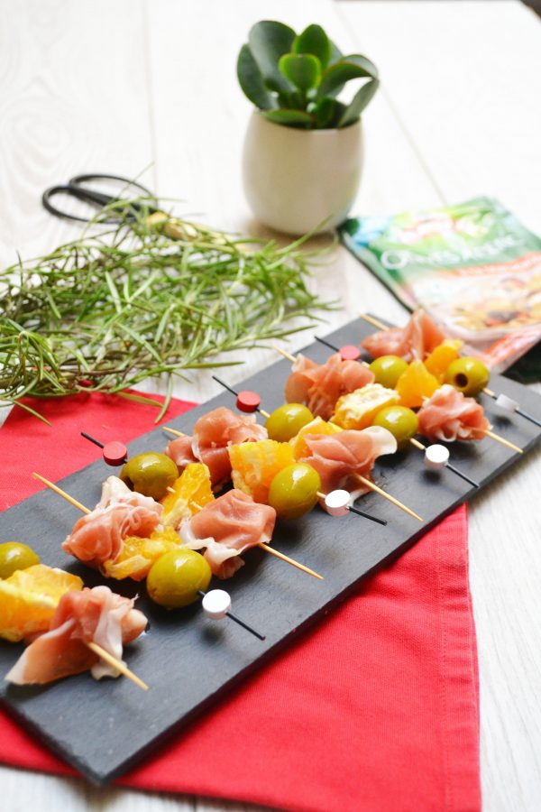 Brochettes de jambon de parme, d’olives et d’orange