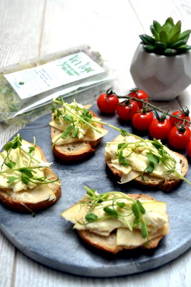 Tartines Brillat Savarin  pommes et pousses de pois