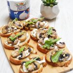 Tartines de champignons, burrata, miel et pignons