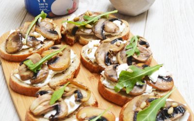 Tartines de champignons, burrata, miel et pignons