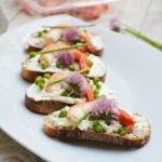 Tartine de fromage petits pois et crevettes