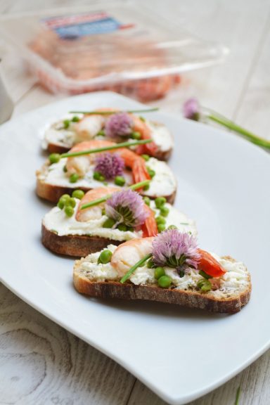 Tartine de fromage petits pois et crevettes