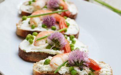 Tartine de fromage petits pois et crevettes