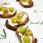 Bruschettas aux raisins blancs rôtis