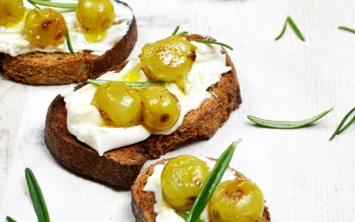 Bruschettas aux raisins blancs rôtis