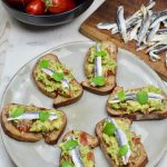 Bruschettas avocat tomates anchois