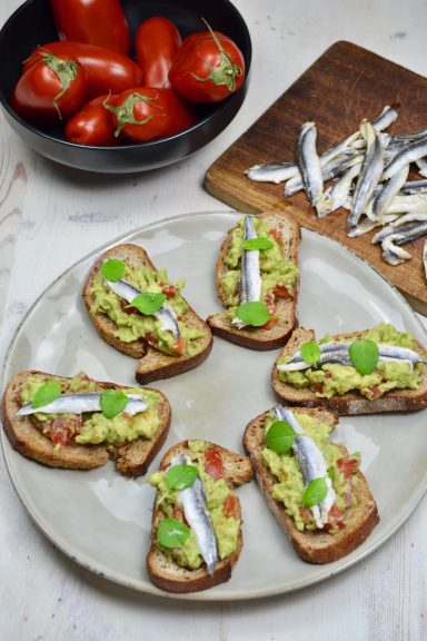 Bruschettas avocat tomates anchois