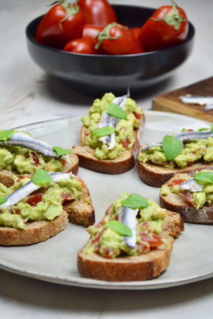 bruschettas-tomates-avocat-anchois2