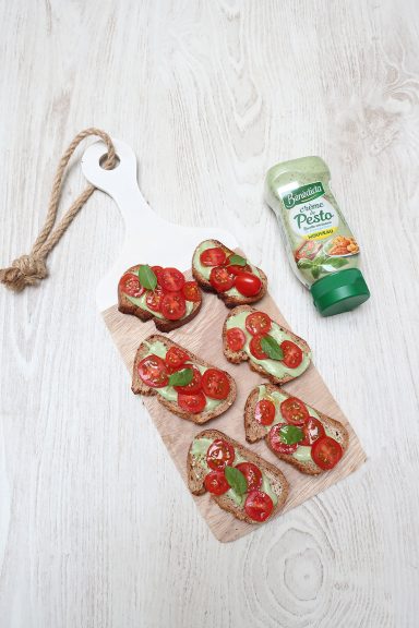 Tartines de pesto et tomate