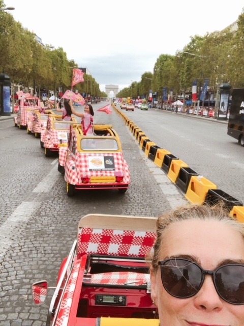 J’ai fait l’arrivée du Tour de France dans la caravane avec l’équipe Cochonou