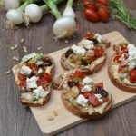 Tartines de houmous tomates feta