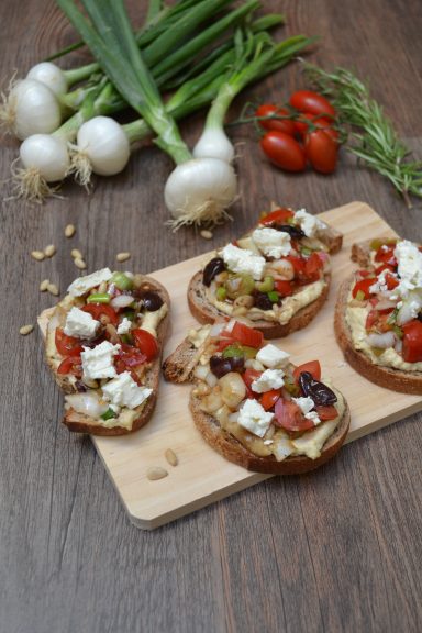 Tartines de houmous tomates feta