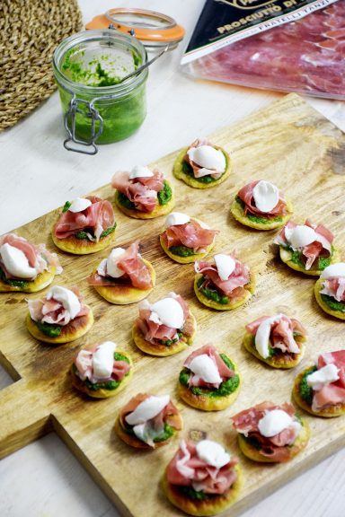 Pizzettes au pesto et jambon de Parme