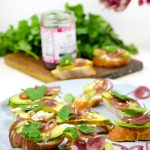 Tartines d’avocat et pickles oignons rouges