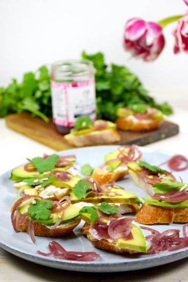 Tartines d’avocat et pickles oignons rouges