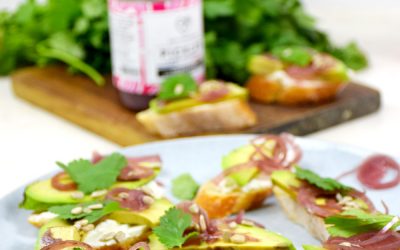 Tartines d’avocat et pickles oignons rouges