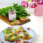 tartines-avocat-pickles-oignons-rouges