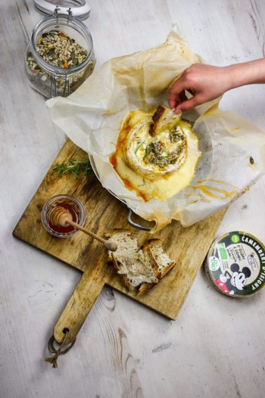 Camembert rôti aux graines et romarin