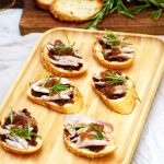 Bruschettas de lapin aux pruneaux