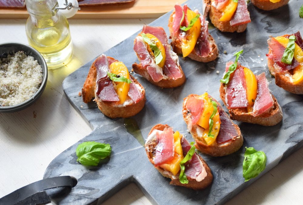 Tartines de mozzarella, nectarine et jambon de Bayonne