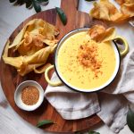 Crème de Cheddar et chips de panais