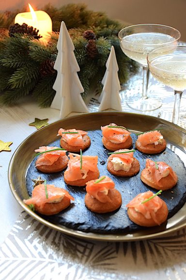 Bouchées de saumon fumé sablé au parmesan